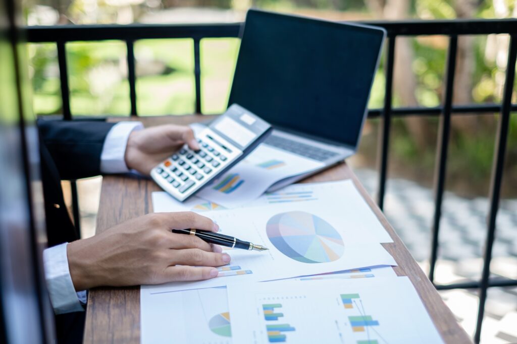 young businessman financial market analyst sits at 2026 01 07 06 02 02 utc